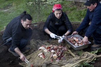 Gastronomia de Chiloé, no Chile, usa fumaça para temperar peixes, batatas e frutos do mar